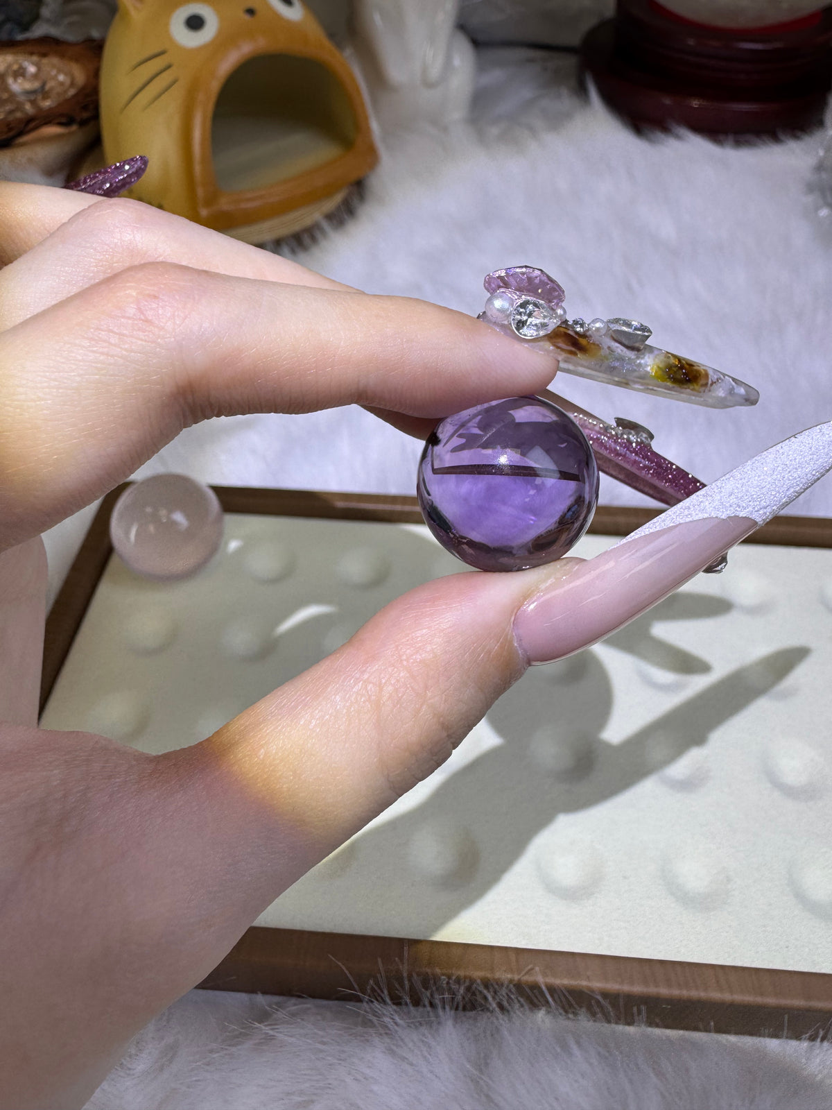 Amethyst and sea urchin fossils coexist in a sphere, with a size of 20.5mm