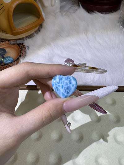Love-shaped Larimar, with dimensions of 20mm × 22mm