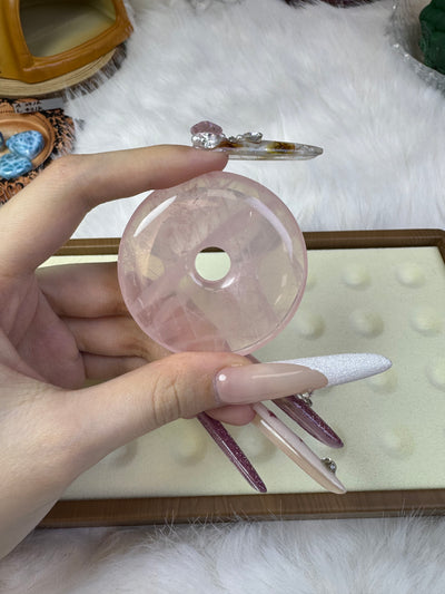 Rose quartz round pendant, with a size of 54.5mm