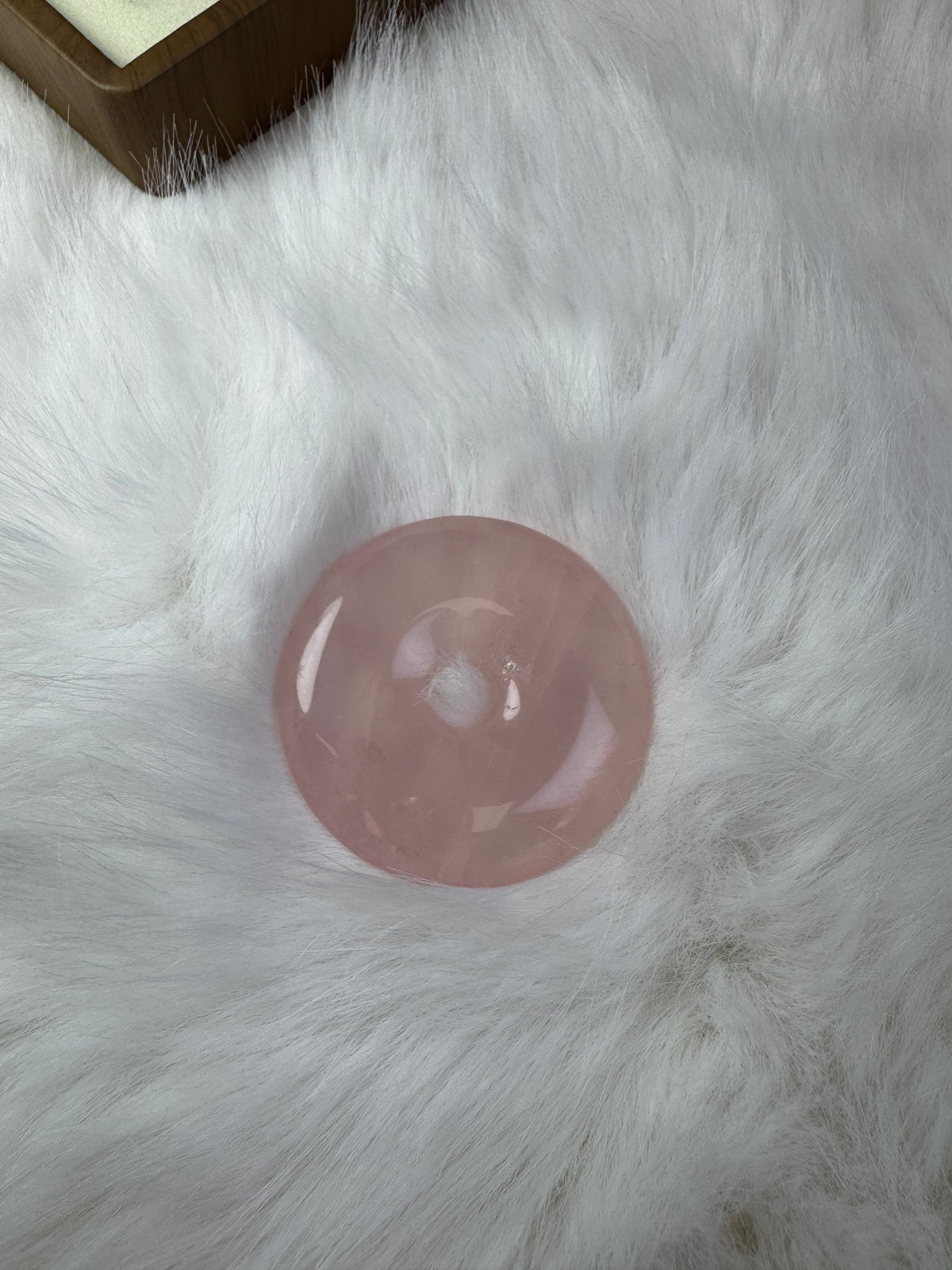 Rose quartz round pendant, with a size of 54.5mm