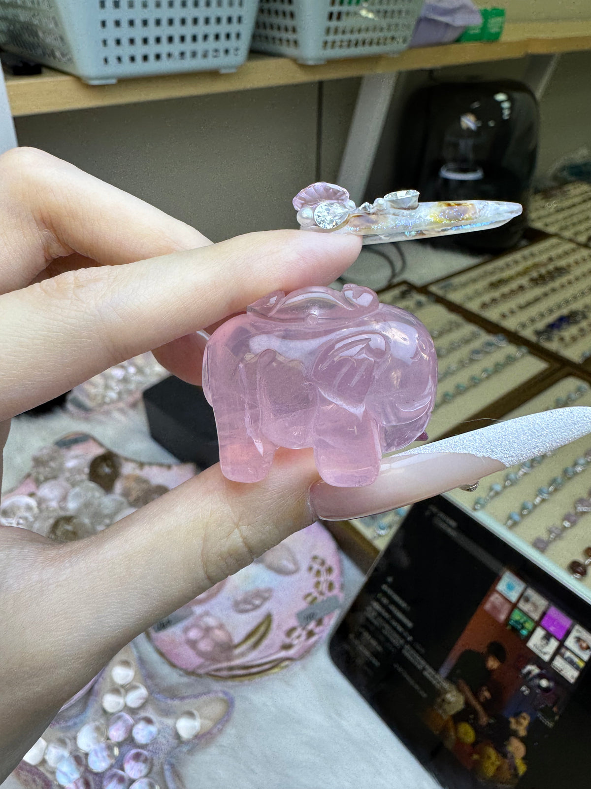 Rose quartz elephant pendant, with dimensions of 36mm × 26mm